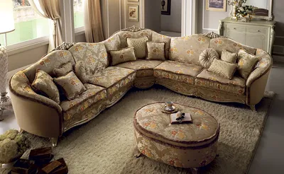 Светлый диван в классическом стиле