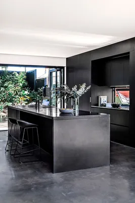 Большая угловая встроенная кухня в черном и коричневом цвете со стеклянной  витриной