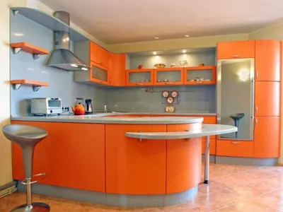 Яркая желто-оранжевая кухня с пеналами