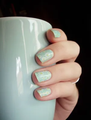 дизайн ногтей ромашка на бежевом фоне nail design with a picture of  chamomile | Маникюр с ромашками, Милые ногти, Волосы и ногти