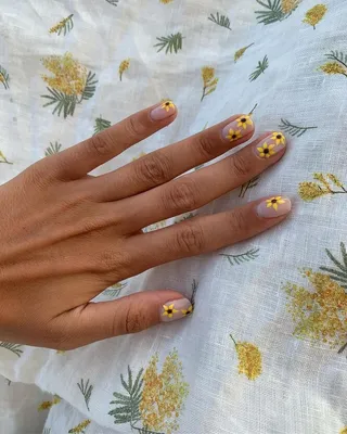 Нежный маникюр с белыми цветами — самый милый дизайн ногтей на лето 2023 |  theGirl
