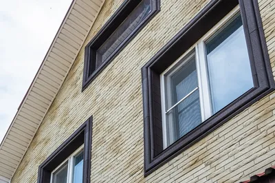 · Декоративная отделка пластиковых окон снаружи пенопластом от  производителя · Обрамление откосов окон наличниками ·… | Дизайн дома,  Современные здания, Дизайн окна