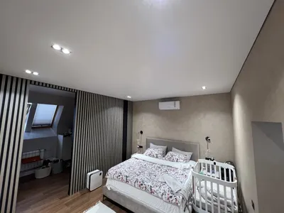 Натяжной потолок в спальне современный с подсветкой: красивые варианты,  дизайн глянцевого потолка - 37 фото