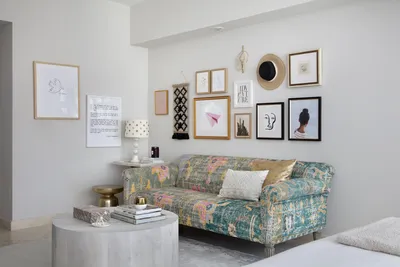 Украшаем стену над диваном: 35+ идей и примеров | myDecor