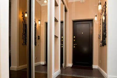 Входные двери в интерьере 2023: фото-идеи оформления в прихожей квартиры и  дома
