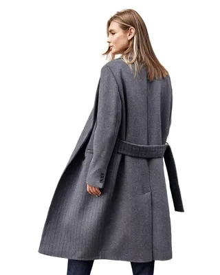 Надежда Оболенцева примерила пальто российского дизайнера