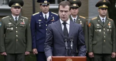 Впечатляющие фото Дмитрия Медведева и его близких: детали и эмоции