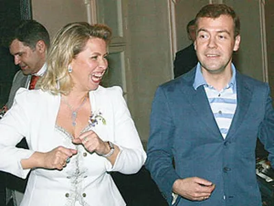 Семья Дмитрия Медведева на красочном фоне