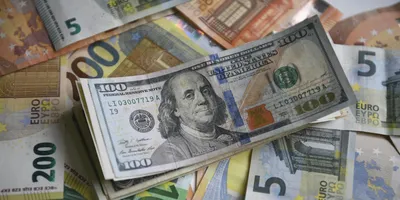 В Брянске банки стали просить за 1 доллар США 100 российских рублей |  Брянские новости