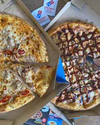 Тимати купил сеть Domino's Pizza в России и убрал одну букву из названия —  РБК