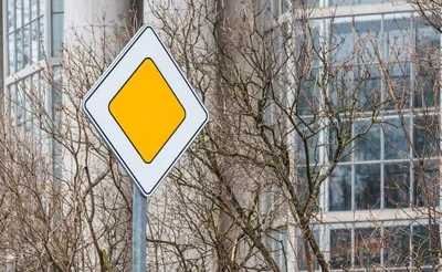 Странные дорожные знаки, которые используют в разных странах мира | Matador  Tech — гид в мире авто | Дзен