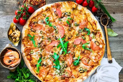 Доставка пиццы Итальянская еда в коробке с изображением сверху на сером  фоне Стоковое Изображение - изображение насчитывающей пицца, свеже:  163598879