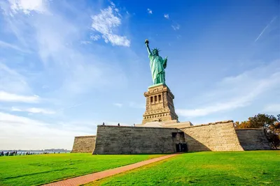 Статуя Свободы На Фоне Нижнего Манхэттена Вечером На Закате, Достопримечательности  Нью-Йорка, США Фотография, картинки, изображения и сток-фотография без  роялти. Image 90817020