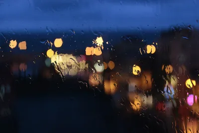 Фото дождя с яркими каплями на стекле