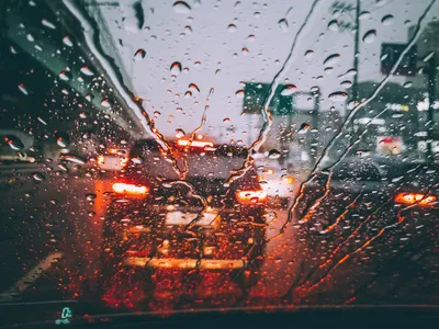Потрясающий снимок с дождем на машине, скачать jpg