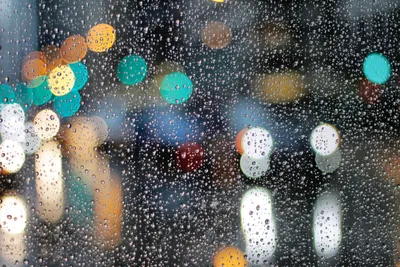 Фотография дождя на машине в webp, скачать бесплатно