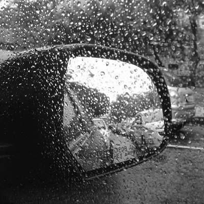 [42+] Дождь за окном машины фото