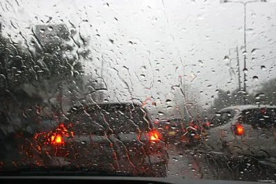 Уникальные обои: Дождь за окном машины добавит неповторимость вашему экрану