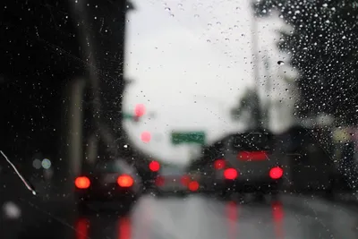 Эмоциональные обои: Дождь за окном машины наполнит ваше настроение