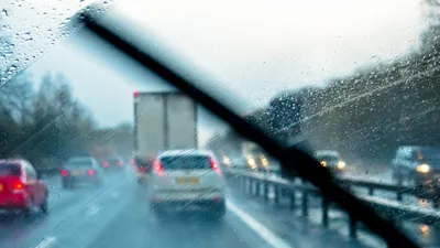 Проникновенные изображения Дождя за окном машины: насладитесь красотой природы