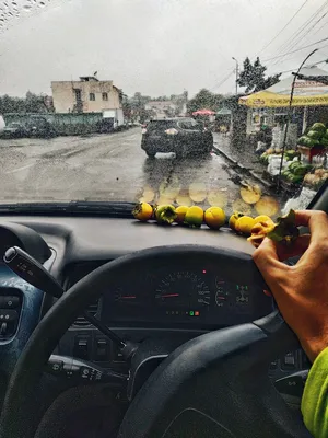 Магическое притяжение: гипнотизирующие фотографии Дождя за окном машины