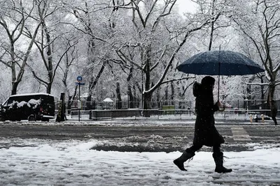 Дождь зимой: фотографии городских улиц с мокрыми тротуарами