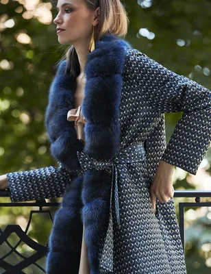 Модное синее зимнее пальто с мехом женское