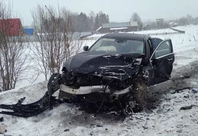 В Томской области \"Мазда\" съехала с трассы и врезалась в дерево, водитель  погиб