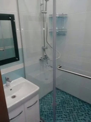 Дизайн ванной комнаты маленькой лофт с душевой | Декор столешницы в ванной,  Дизайн ванной, Реконструкция ванной