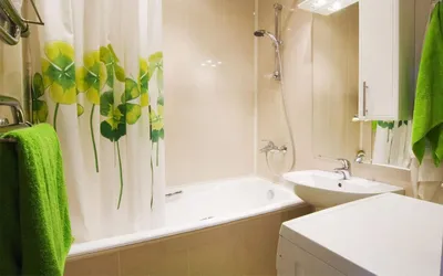 Ванная в квартире душ, раковина с зеркалом, туалет Керамическая плитка  квадратной формы в виде белого и желтого Стоковое Фото - изображение  насчитывающей красивейшее, нутряно: 165798058