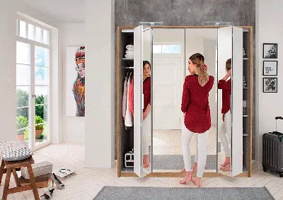 Зеркальные двери гармошка в гардеробную – оригинальное сочетание  функциональности и стиля