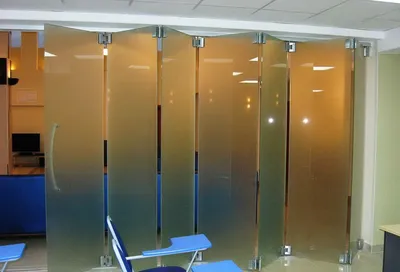Реечные двери-гармошка для кладовой на заказ, ручная работа из ясеня в  Москве