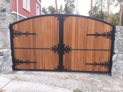 Распашные ворота с элементами ковки 3000x2100 коричневые — купить в Москве  по цене от 71390 руб. от производителя