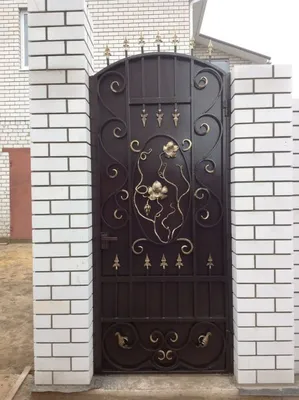 Коричневые распашные ворота с элементами ковки Дорхан: купить в Москве,  цена на сайте Ворота-24