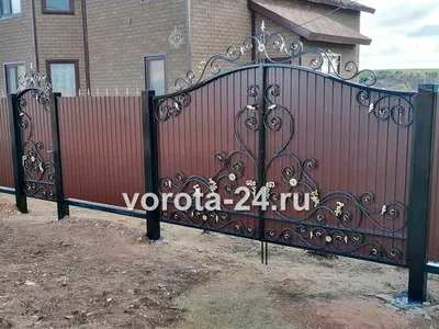 Ворота распашные с элементами ковки с заполнением Алютех: купить в Москве,  цена на сайте Ворота-24