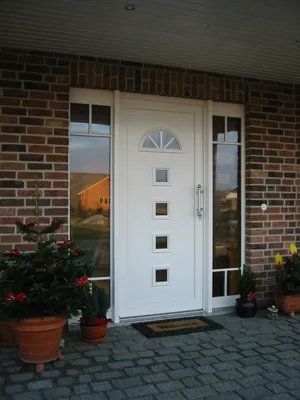 Входная пластиковая дверь для дома, дачи, квартиры с дизайнерскими панелями  vp-trend в компании Окна Аттик по цене производителя - Окна Аттик