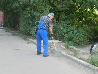 Старый усталый дворник метлой из …» — создано в Шедевруме