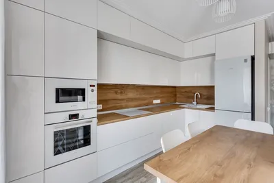 Проект современная серая кухня с двухуровневыми шкафами разной глубины от  компании «KiT» в Иркутске | «KiT кухни и шкафы»