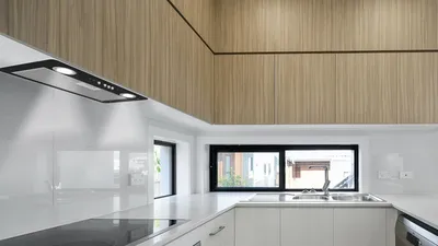 Решение для квартиры с потолками переменной высоты: двухуровневая кухня и  встроенные шкафы — отзыв о «Стильные Кухни и Интерьеры»