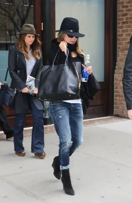 Дженнифер Энистон учит носить джинсы женщинам 45+