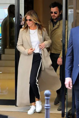 Дженнифер Энистон в обтягивающих брюках и ботильйонах на шпильках в  объективах папарацци - фото — Шоу-бизнес