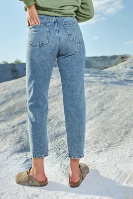 Темно серые женские джинсы MOM с лайкрой