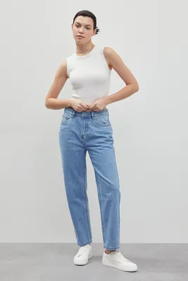 Женские джинсы \"MOM fit\" с высокой посадкой и завышенной талией, голубые  купить по цене 1599 ₽ в интернет-магазине KazanExpress