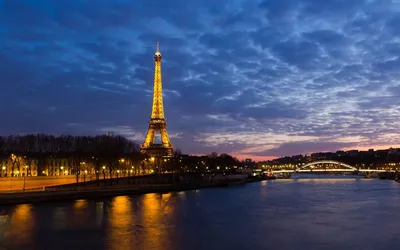 Эйфелева башня самое известное здание Парижа во Франции Стоковое  Изображение - изображение насчитывающей пасмурно, никто: 142711689