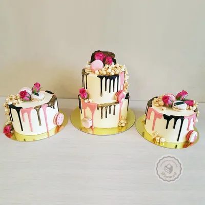 Торт с цветами из сахарной мастики(ранюнкулус, розы, ягоды) от кондитерской  Радости-Сладости wedding buttercream… | Свадебные торты, Украшение торта, Свадебный  торт