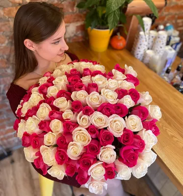 Роза Эквадор розово-белые 60 см купить по цене 2950.00 руб. с доставкой по  Туле – интернет-магазин «Расцветочка»