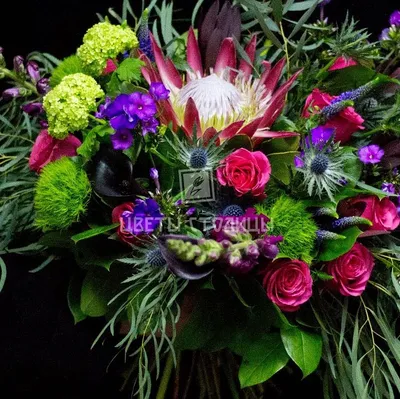 Эксклюзивный букет Корнелия из роз и экзотических цветов купить с доставкой