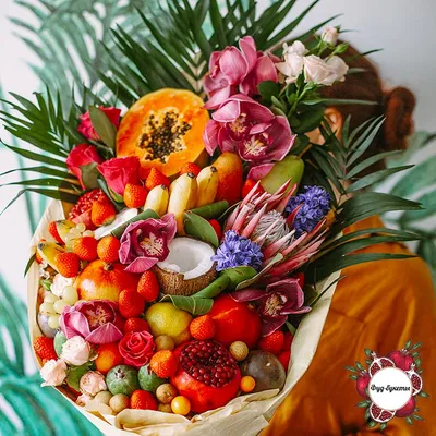 Съедобный Букет из экзотических фруктов, цветов и клубники купить в СПБ с  доставкой недорого