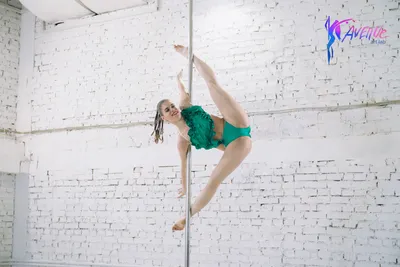 Боишься прийти на pole dance одна?! Приходи с подругой - вот такие парные  элементы делать будем😉 ⠀ Группы для новичков: Пн, Чт 10:30 Пн, Чт 17:45  Ср, Пт... | By Студия Pole