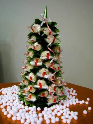 Поделка — новогодняя елка своими руками из конфет, бумаги, салфеток,  деревянных шпажек для шашлыка и пластиков… | Поделки, Рождественская елка,  Рождественские венки